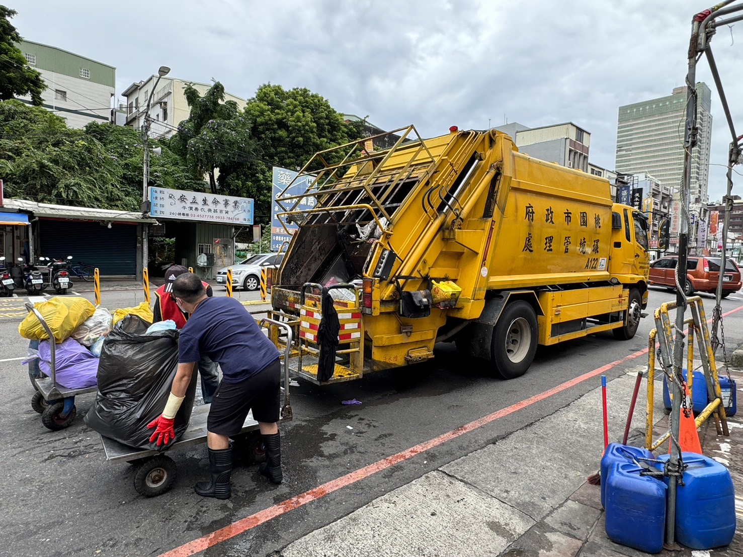 凱米颱風過境 桃園環保局全體動員清出約1,500噸垃圾及170噸資收物3.jpg